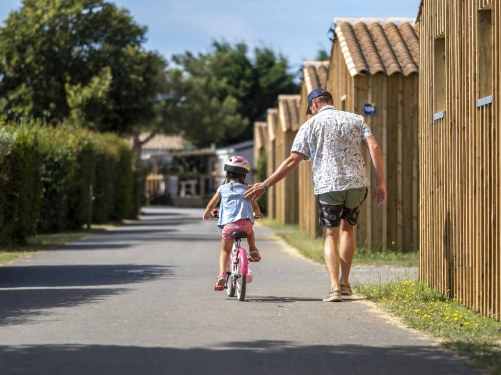 flower camping les ilates allees maisonnette accueil